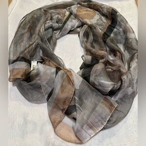 NWT Vera Wang elegant scarf 51x59